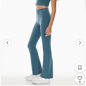 Aritzia Women’s TnAction Cheeky Flare Hi-Rise Leggings Size M